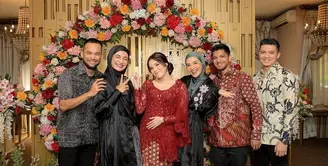 Kabar bahagia datang dari Yusuf Averroes Sungkar adik artis Shireen dan Zaskia Sungkar. Ia baru saja melamar sang kekasih Tasya. Kabar baik itu dibagikan melalui akun instagramnya dan juga dua kakaknya, Shireen dan Zaskia Sungkar. [Instagram/shireensungkar]