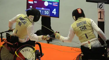 Atlet anggar kursi roda Indonesia, Radilah Hendri beradu jurus dengan Khanthithao (Thailand) pada babak perempat final Beregu Senior Putra Asian Para Games 2018 di Cibubur, Jakarta, Senin (8/10). Indonesia gagal ke semifinal. (Merdeka.com/Arie Basuki)