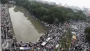Ribuan orang memadati kawasan sekitar Masjid Istiqlal, Jakarta, Sabtu (11/2). Mereka telah tiba di masjid sejak malam hari. (Liputan6.com/Herman Zakharia)