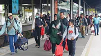 Puncak Libur Nataru, Ribuan Penumpang Tiba di Stasiun Cirebon