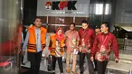Bupati (nonaktif) Kabupaten Buton Samsu Umar Abdul Samiun dan Bupati Klaten (nonaktif) Sri Hatini usai menjalani pemeriksaan di Gedung KPK, Jakarta, Jumat (24/2). (Liputan6.com/Helmi Afandi)