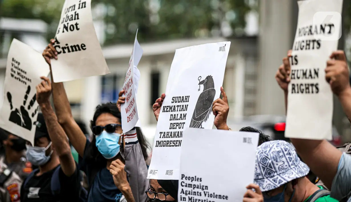 Sejumlah buruh migran membawa poster saat menggelar aksi di depan Kedutaan Besar Malaysia di Jakarta, Selasa (9/8/2022). Mereka menuntut pemerintah Malaysia melakukan perbaikan dan menghentikan berbagai praktik kejam di dalam pusat tahanan imigrasi. (Liputan6.com/Faizal Fanani)