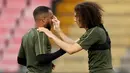 Penyerang Arsenal, Alexandre Lacazette (kiri) dan gelandang Matteo Guendouzi saat mengikuti latihan tim di Stadio San Paolo, Naples, Italia (17/4). Arsenal akan bertanding melawan Napoli pada leg kedua babak perempat final Europa League. (Reuters/Matthew Childs)