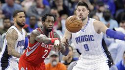 Pemain Houston Rockets, Patrick Beverley (2) memberikan umpan kepada rekannya saat dihadang para pemain Orlando Magic pada laga NBA  basketball game di Amway Center, (6/1/2017), Orlando. Houston Rockets menang 100-93. (AP/John Raoux)