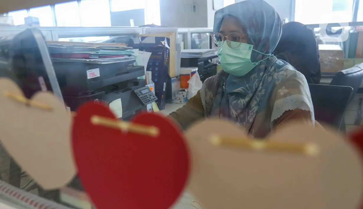 <p>Pegawai negeri sipil (PNS) melakukan aktivitas di Badan Kepegawaian Daerah (BKD), Balai Kota, Jakarta, Senin (9/5/2022). Pemprov DKI masih menerapkan kapasitas maksimal 75 persen terhadap para Aparatur Sipil Negara (ASN) yang bekerja di kantor usai Lebaran Idul Fitri 1443 H/2022 M. (Liputan6.com/Herman Zakharia)</p>