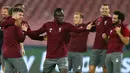 Striker Liverpool, Sadio Mane (tengah) bercanda dengan rekan-rekannya selama sesi latihan di stadion San Paolo di Naples, Italia (2/10). Liverpool akan bertanding melawan Napoli pada grup C Liga Champions. (AFP Photo/Carlo Hermann)