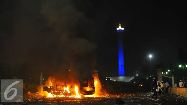 20161104- Pendemo Bakar Mobil di Kawasan Monas -Jakarta- Angga Yuniar