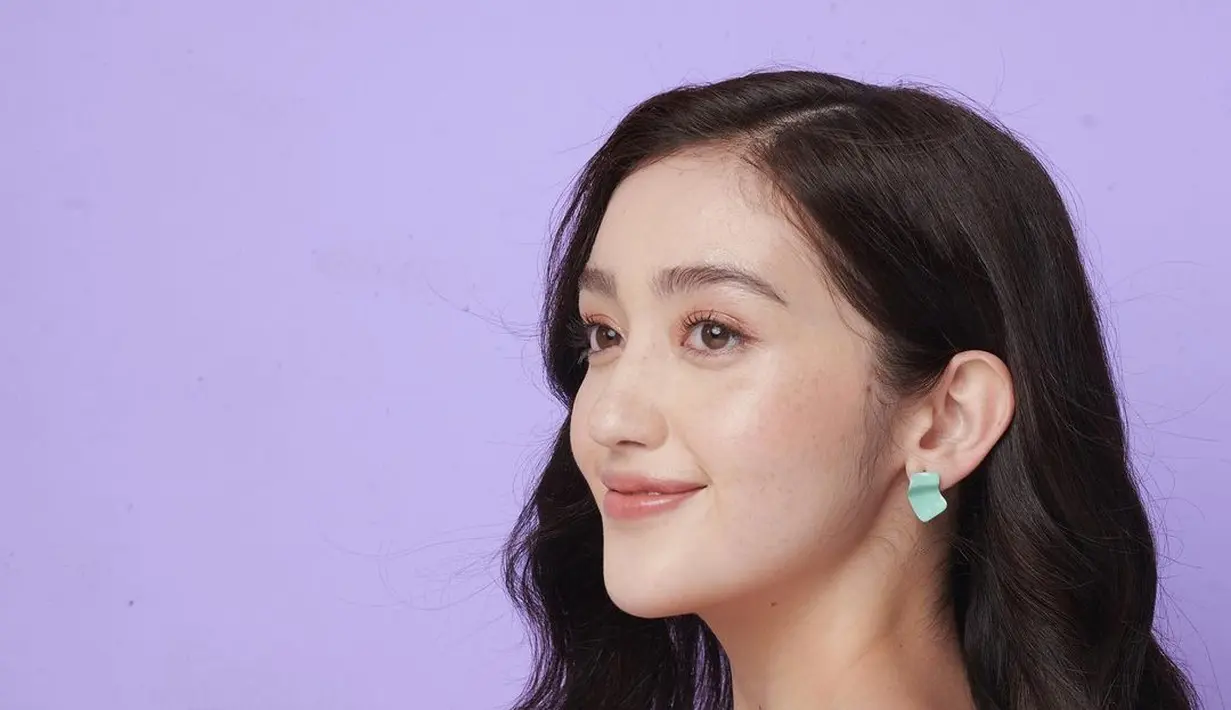 Dilihat dari samping pun tak mengurangi pesona cantik Ranty Maria. Dalam foto ini, Ranty Maria memperlihatkan satu sisi wajahnya, cantik dengan riasan wajah minimalis, warna lipstik nude yang serasi dengan nuasa makeup matanya. Foto: Instagram.