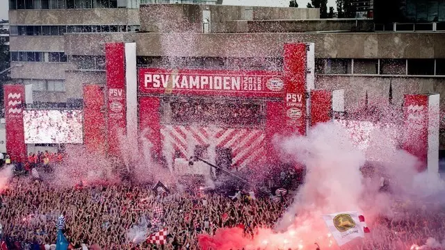 PSV Eindhoven berhasil menjadi juara kompetisi Eridivisie, Belanda pada musim 2015-106. Fans pun menggelar pesta juara yang meriah.