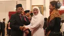 Menteri Sosial Idrus Marham menerima ucapan selamat dari Khofifah Indar Parawansa seusai acara pelantikan di Istana Negara, Jakarta, Rabu (17/1). Idrus diangkat sebagai Mensos menggantikan Khofifah Indar Parawansa. (Liputan6.com/Pool/Randi)