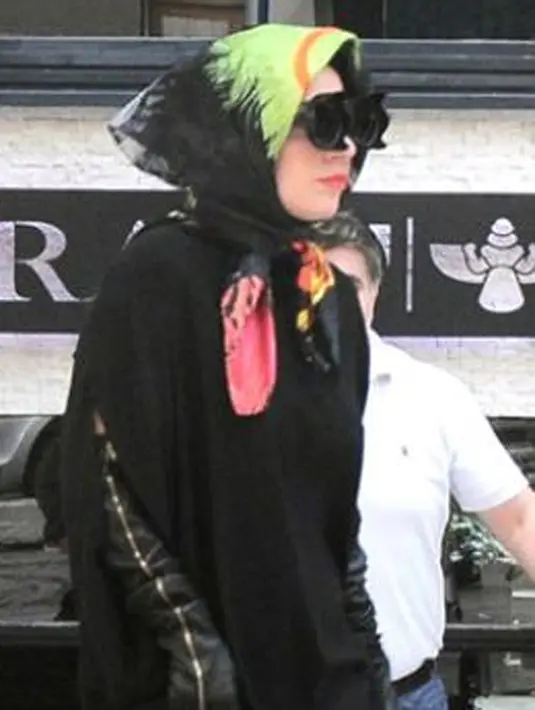 Penyanyi yang kerap mengenakan busana nyentrik ini rupanya pernah tampil dengan hijab. Lady Gaga nyaris tak dikenali ketika berkunjung ke Dubai dengan hijab dan kaftan. (dailymail/Bintang.com)