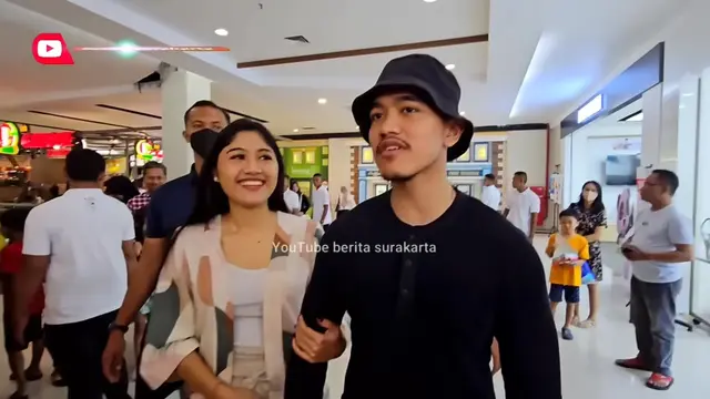 Kaesang Pangarep dan Erina Gudono ngemall