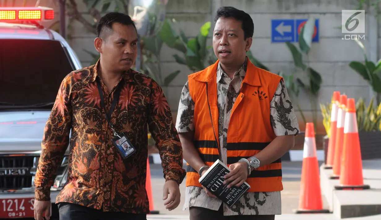 Anggota DPR RI nonaktif Muhammad Romahurmuziy (kanan) tiba di Gedung KPK, Jakarta, Rabu (24/7/2019). Romy diperiksa sebagai tersangka terkait dugaan menerima suap dalam jual beli jabatan di Kemenag Jawa Timur. (merdeka.com/Dwi Narwoko)