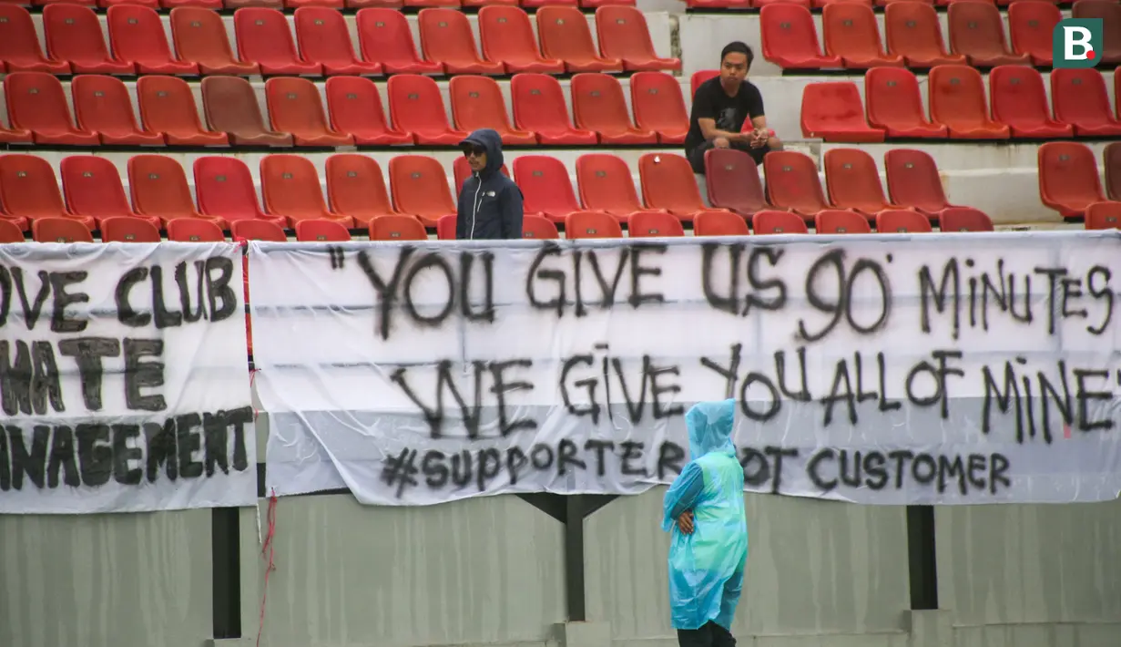 Suporter membentangkan spanduk tanda kekecewaan akibat harga tiket laga kandang yang dinaikkan oleh Manajemen Bali United saat laga perdana BRI Liga 1 2023/2024 antara Bali United melawan PSS Sleman yang berlangsung di Stadion Kapten I Wayan Dipta, Gianyar, Sabtu (1/7/2023) sore WIB. (Bola.com/Alit Binawan)