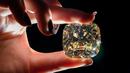 <p>'The Red Cross Diamond', sebuah berlian mewah berwarna kuning pekat berbentuk bantal dengan berat 205,07 karat yang akan ditawarkan oleh Rumah Lelang Christie di Jenewa, Swiss, 11 Mei 2022. Sebagian dari hasil penjualan berlian akan disumbangkan kepada Komite Palang Merah Internasional. (Fabrice COFFRINI/AFP)</p>