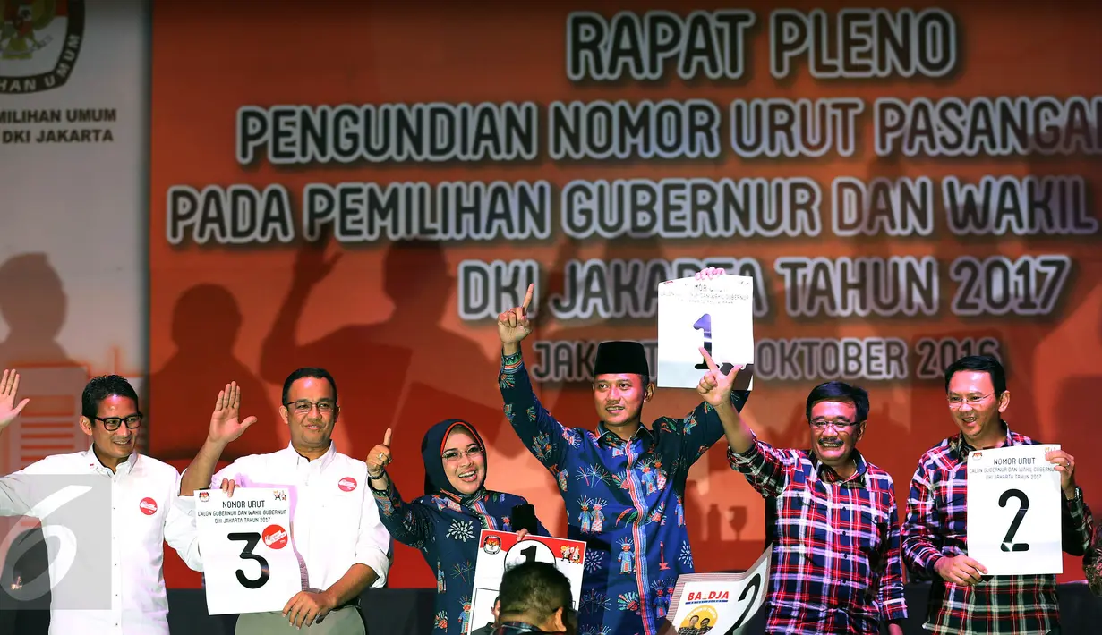 Pasangan Cagub dan Cawagub DKI Jakarta, Anies Baswedan - Sandiaga Uno,  Agus Yudhoyono - Sylviana Murni dan Basuki Tjahja Purnama - Djarot Saiful Hidayat menunjukkan nomor urut 3,1 dan 2 saat Rapat Pleno di Jakarta, Selasa, (25/10). (Liputan6/JohanTallo)