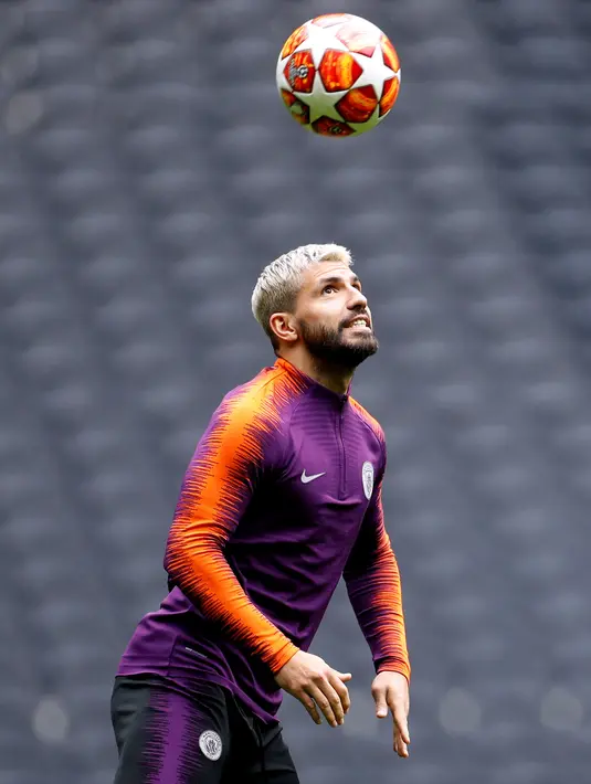 Pemain Manchester City Sergio Aguero menyundul bola saat berlatih jelang menghadapi Tottenham Hotspur pada leg pertama perempat final Liga Champions di Stadion Tottenham Hotspur, London, Inggris, Senin (8/4). (Reuters/John Sibley)