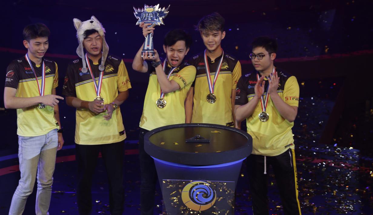 Tim e-Sports, Onic, menjadi juara pada Turnamen Mobile Legends: Bang Bang Profesional League (MPL) Indonesia Season 3 di Britama Arena, Jakarta, Jumat (3/5). Onic menang 3-0 atas Louvre. (Bola.com/Vitalis Yogi Trisna)