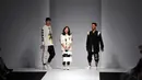 Di akhir fashion show, para desainer label Monstore tampil di hadapan para tamu, Jakarta, Sabtu (1/11/2014). (Liputan6.com/Panji Diksana)