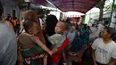 Warga RW 1 Koja, Jakarta Utara, mengantre untuk pemeriksaan kesehatan dan potong rambut gratis, Sabtu (1/12). Kegiatan ini diselenggarakan Sahabat Indonesia Maju (SIMA) dan sebagai bentuk bakti sosial kepada masyarakat. (Merdeka.com/Imam Buhori)