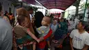 Warga RW 1 Koja, Jakarta Utara, mengantre untuk pemeriksaan kesehatan dan potong rambut gratis, Sabtu (1/12). Kegiatan ini diselenggarakan Sahabat Indonesia Maju (SIMA) dan sebagai bentuk bakti sosial kepada masyarakat. (Merdeka.com/Imam Buhori)