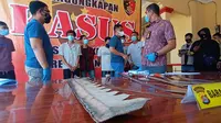 Polisi menangkap 10 anggota geng motor yang mengacungkan pedang saat konvoi di Serang. (Liputan6.com/Yandhi Deslatama)