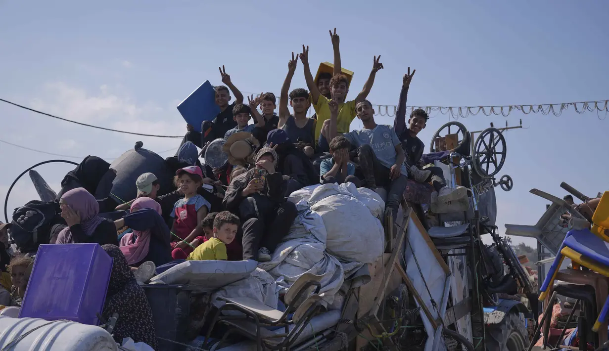 Hampir 1,3 juta orang yang tinggal di Kota Gaza dipaksa Israel untuk mengungsi ke Al-Mawasi, Khan Younis, sebuah tempat dimana 800.000 orang hidup tanpa kebutuhan dasar. (AP Photo/Abdel Kareem Hana)