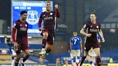Pemain Leicester City, Youri Tielemans, melakukan selebrasi usai mencetak gol ke gawang Everton pada laga Liga Inggris di Stadion Goodison Park, Rabu (27/1/2021). Kedua tim bermain imbang 1-1. (Paul Ellis/Pool via AP)