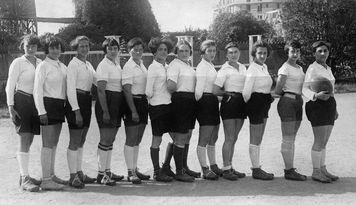 Foto tim klub sepak bola wanita asal Paris bernama FEmina Sport pada tahun 1920. Klub ini berdiri sejak tahun 1912 dan berhasil meraih 11 gelar juara hingga tahun 1932. ( AFP )