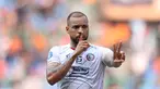 Selebrasi pemain Arema FC, Gustavo Almeida Dos Santos, setelah mencetak gol kedua ke gawang Persija Jakarta dalam pertandingan pekan kesembilan BRI Liga 1 2023/2024 yang berlangsung di Stadion Patriot Candra Bhaga, Bekasi, Minggu (20/9/2023). (Bola.com/M Iqbal Ichsan)