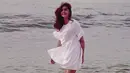 Lagi-lagi Biby asik bermain di laut. Kali ini istri Rifky Balweel memilih memakai dress putih dan membiakan rambut pirangnya terurai dan tertiup oleh hembusan angin. (Instagram/Bibyalraen13)
