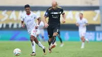 Pemain Dewa United, Risto Mitrevski mengumpan bola pada laga pekan pertama BRI Liga 1 2023/2024 antara Dewa United melawan Arema FC di Stadion Indomilk, Tangerang, Minggu (2/7/2023). (Bola.com/Bagaskara Lazuardi)