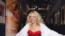 Sebelum manggung, Sabrina membalut bodycon merahnya dengan bathrobe berwarna putih [@sabrinacarpenter]