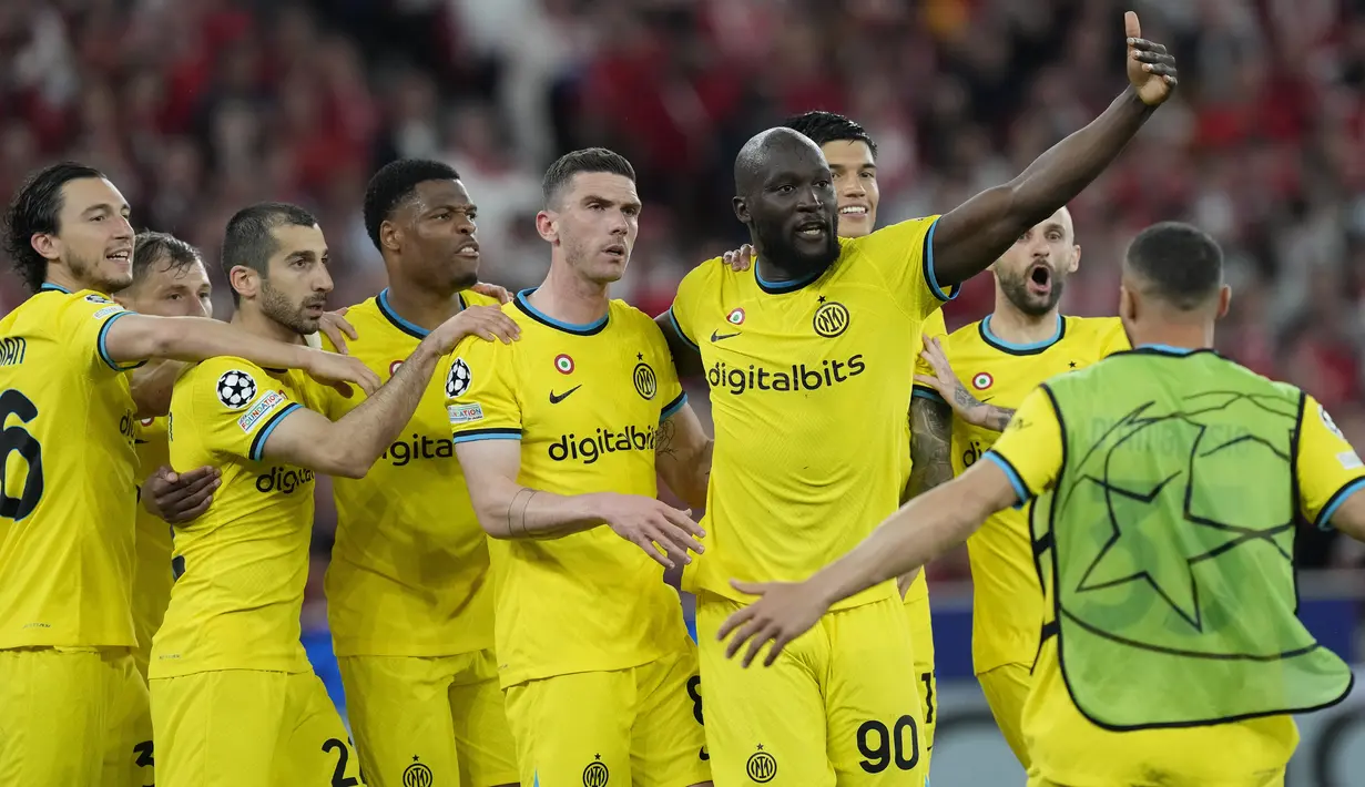 Penyerang Inter Milan Romelu Lukaku (kanan) bersama rekan setim merayakan gol yang dicetaknya ke gawang Benfica pada leg pertama perempat final Liga Champions 2022/2023 di Estadio da Luz, Rabu (12/4/2023) WIB. (AP Photo/Armando Franca)