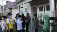 Wapres Ma'ruf Amin mengunjungi lokasi pembangunan hunian tetap (Huntap) dan hunian sementara (Huntara) bagi warga terdampak erupsi Gunung Semeru di Lumajang, Jawa Timur, Kamis (2/6/2022). (Liputan6.com/ Delvira Hutabarat)