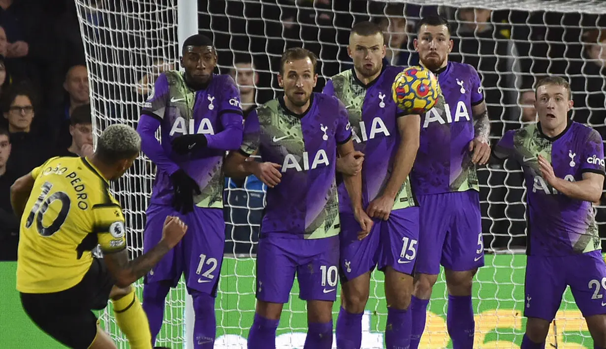 Pemain Watford Joao Pedro (kiri) menendang bola saat melawan Tottenham Hotspur pada pertandingan sepak bola Liga Inggris di Vicarage Road, Watford, Inggris, 1 Januari 2022. Tottenham Hotspur menang 1-0. (AP Photo/Rui Vieira)