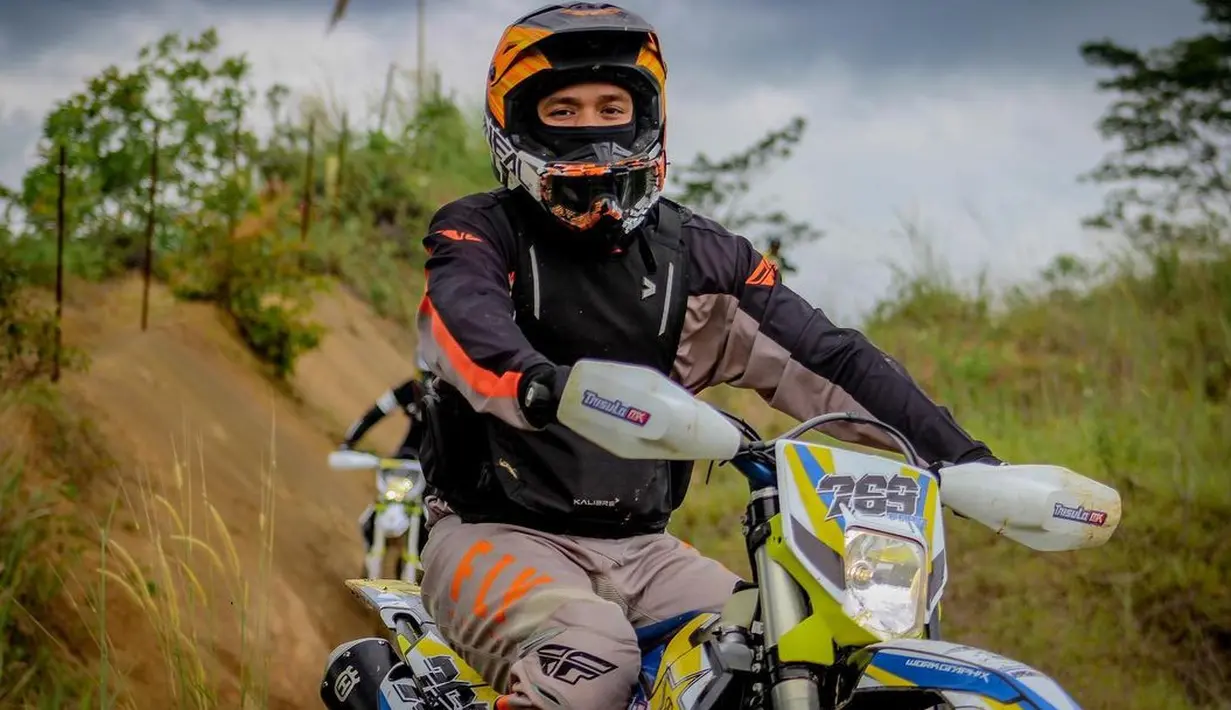 Lebih lanjut, Billy mengatakan kalau dirinya bersyukur atas segala hal yang dimiliki sekarang ini. Terlebih dengan orang-orang yang baik di sekelilingnya, kekasih hati yang selalu mendukungnya serta kesehatan yang paling penting. (Instagram/bilsky16)