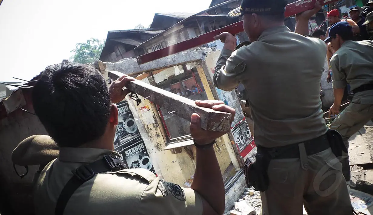 Penertiban terhadap sekitar 300 bangunan liar berjalan lancar tanpa ada perlawanan dari warga, Jakarta, Senin (18/8/14). (Liputan6.com/Faizal Fanani)