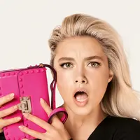 Florence Pugh secara resmi telah menjadi Valentino DI.VA yang terbaru. Kepribadian eklektiknya bersinar dalam iklan kampanye Valentino terbaru. Foto: Valentino.