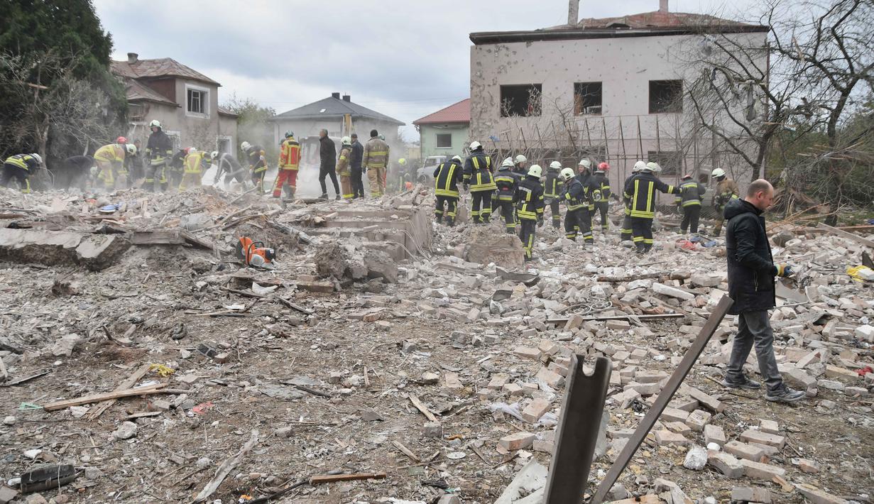 Rusia melancarkan serangan udara besar-besaran ke Ukraina pada Minggu (5/10/2025) dini hari waktu setempat. Tampak dalam foto, beberapa tim penyelamat berupaya mencari korban di reruntuhan rumah yang hancur akibat serangan roket Rusia di pinggiran Lviv, Ukraina, Minggu 5 Oktober 2025. (AP Photo/Mykola Tys)