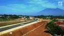 Kendaraan melintasi tol dengan latar belakang Gunung Salak saat Tol Fungsional Bocimi seksi 1 Ciawi-Cigombong dibuka menuju arah Ciawi di kawasan Ciawi Bogor (20/6). (Merdeka.com/ Arie Basuki)