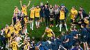 Pemain dan pelatih Timnas Australia melakukan selebrasi setelah menang atas Prancis pada babak adu penalti saat perempat final Piala Dunia Wanita 2023 di Brisbane Stadium, Brisbane, 12 Agustus 2023. (AFP/William West)