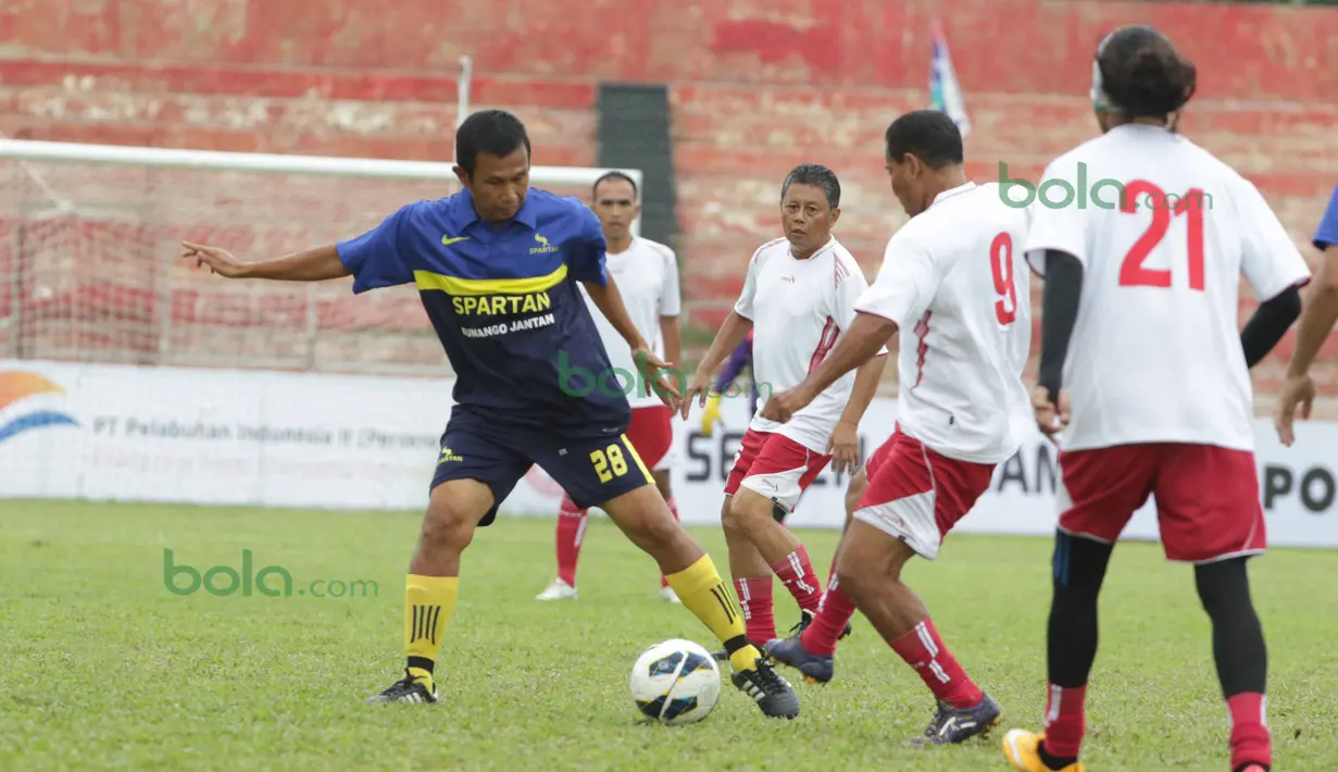 Aksi para pemain legenda Padang Allstars melawan Indonesia Allstars pada pembukaan turnamen Irman Gusman Cup 2016 U-17 dan U-19 di Stadion Agus Salim, Padang, Minggu (13/3/2016). (Bola.com/Nicklas Hanoatubun)