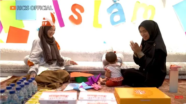 6 Momen Nissa Sabyan Momong Baby Moana Anak Ria Ricis, Terlihat Santai