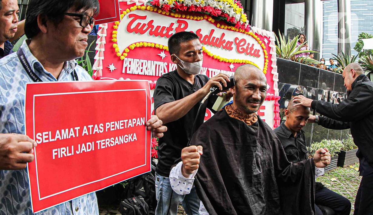 Mantan Ketua KPK Abraham Samad (kiri) melakukan aksi cukur rambut saat aksi bersama di Gedung Merah Putih KPK, Jakarta, Kamis (23/11/2023). (Liputan6.com/Faizal Fanani)