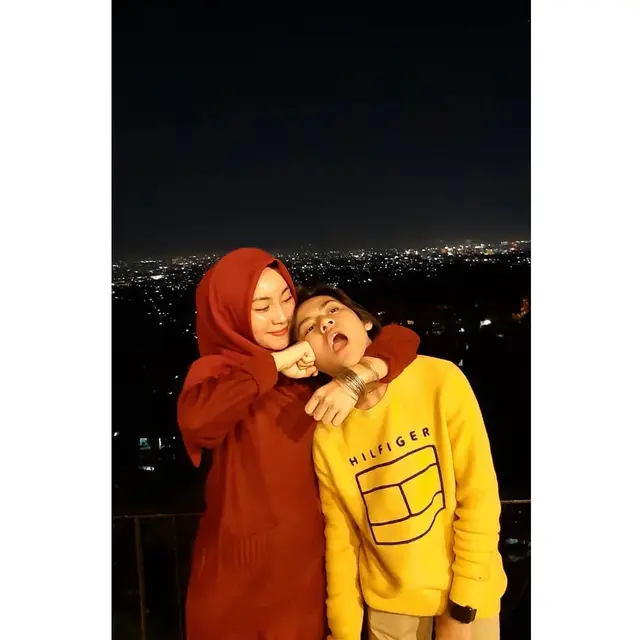 Sering Dikira Pacar, Ini 6 Momen Kebersamaan Rey Bong dan Kakak