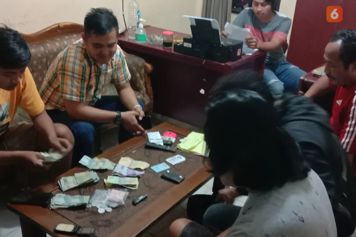 Pelaku Pungli (Baji Merah) Ditangkap Polisi Saat Beraksi. (Jumat, 25/02/2022). (Liputan6.com/Yandhi Deslatama).