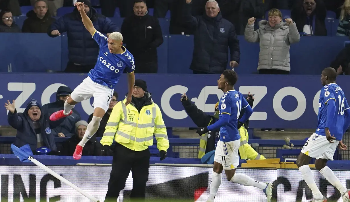 Pemain Everton Richarlison (kiri) merayakan setelah mencetak gol ke gawang Everton pada pertandingan Liga Inggris di Goodison Park, Liverpool, Inggris, 6 Desember 2021. Arsenal kalah 1-2. (AP Photo/Jon Super)