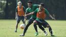 Bek Timnas Indonesia U-22, Ricky Fajrin, berusaha melewati Bagas Adi saat latihan di Lapangan SPH Karawaci, Banten, Kamis (20/4/2017). (Bola.com/Vitalis Yogi Trisna)