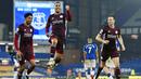 Pemain Leicester City, Youri Tielemans, melakukan selebrasi usai mencetak gol ke gawang Everton pada laga Liga Inggris di Stadion Goodison Park, Rabu (27/1/2021). Kedua tim bermain imbang 1-1. (Paul Ellis/Pool via AP)